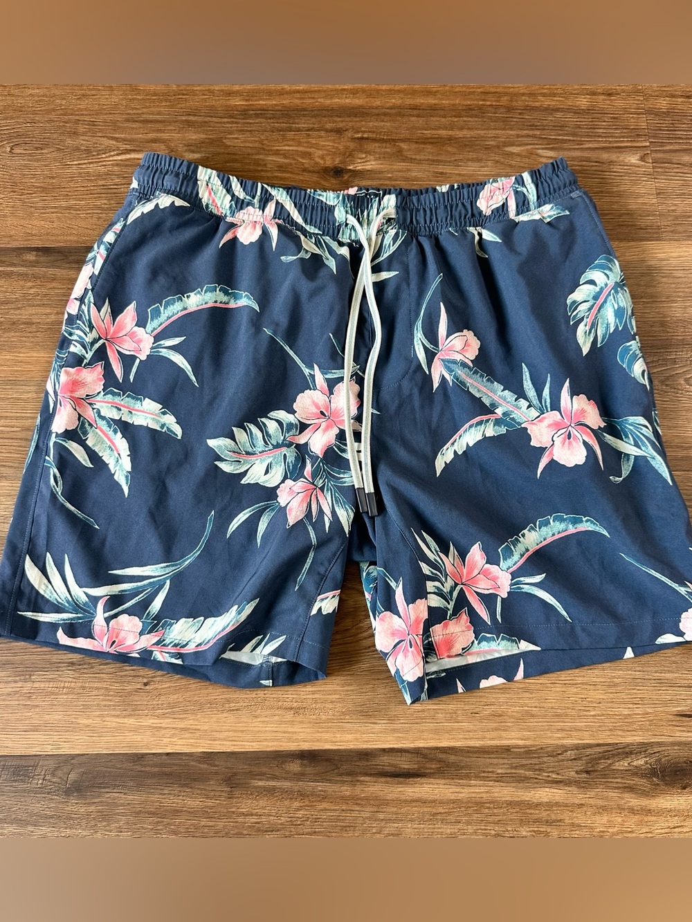 Faherty Shorelite 7" Swim Trunks XL Navy Island Orchid Floral Lined Pockets EUC